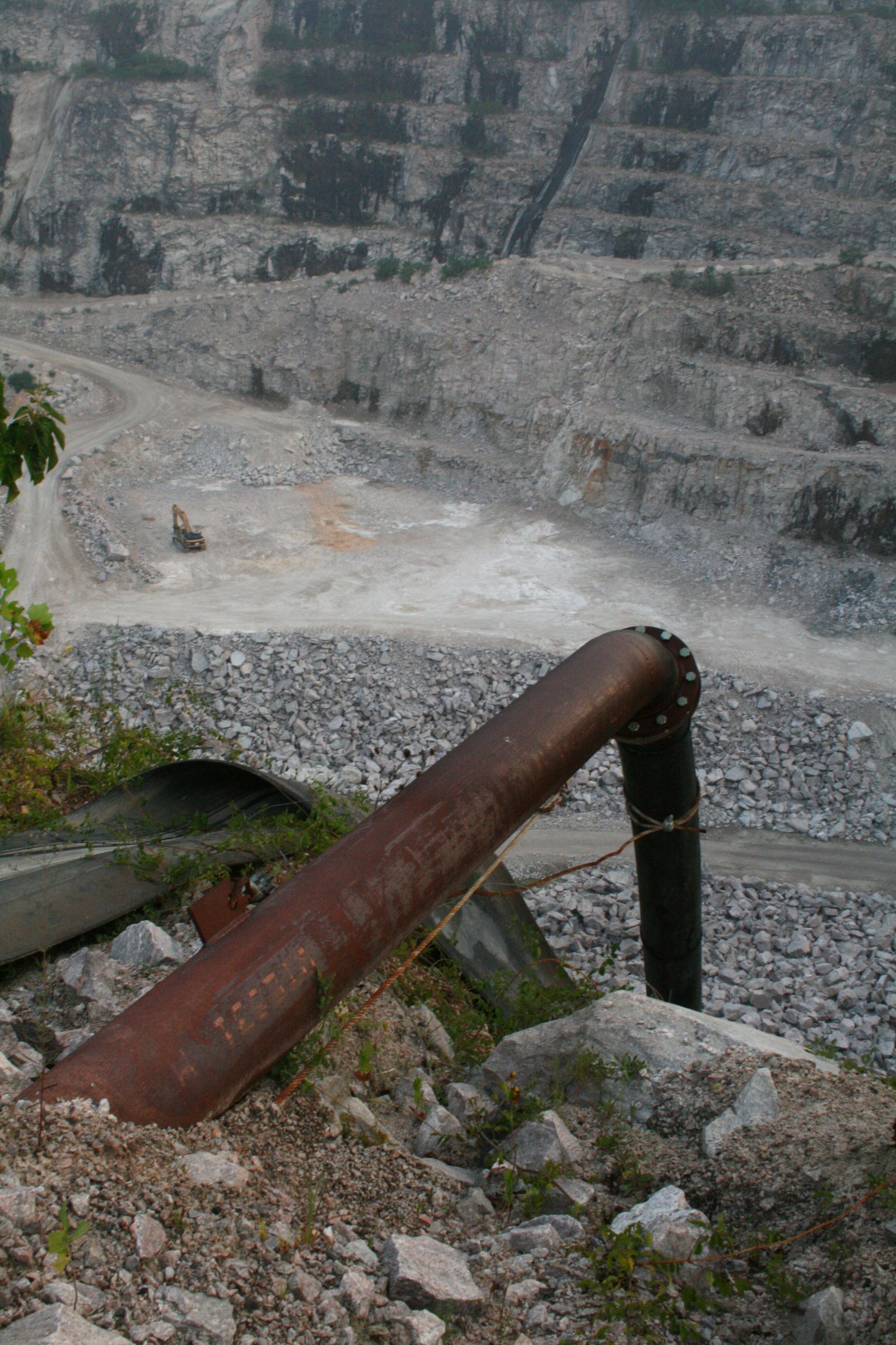 Carrière de granite exploitée pour la production de granulats